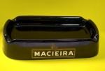 Lindo e Grande Cinzeiro em Porcelana Portuguesa - Representando o tradicional conhaque Macieira, ''A Paixão de Um Sabor Português'' - Medida: 21,5 x 11 x 5 cm.