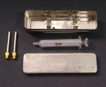 Antiga Seringa de vidro Delta 5 cc - Acompanha 2 agulhas com proteção. Acondicionada no estojo original em metal - Em ótimo estado de conservação - medida do estojo: 13 x 3 x 3,5 cm.