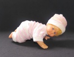 Antiga e linda Bonequinha  Bebê que engatinha - Funcionando com 1 Pilha AA - Possui botão ON-OFF - Em Plástico Rígido e Cabeça de vinil - Traje Pijama - Medida: 17 x 18 cm.
