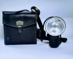 Antigo Flash Fotográfico Frata Premier 140 - Na Case original, com bateria Selada Recarregável Frata 6v - Em perfeito estado porém não foi testado - Conforme fotos - Medida da Case: 21 x 18 cm.