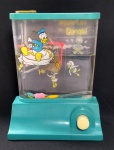 Estrela - Antigo e divertido AQUAPLAY do Donald - Disney - Funcionando - Anos 80 - Marcou época - medida: 20 x 14,5 x 7 cm. 0bs: Possui uma trinca superficial, porém não está vazando. Conforme fotos.