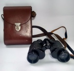 Antigo Binóculo CARL ZEISS JENA - Modelo SILVAMAR 6 X 30 - Acondicionada na case original com revestido em couro - Funcionando - Porém necessita de higienização nas lentes, pois apresenta fungo, uma das alças de couro do binóculo precisa de rebite - Medida do Binóculo: 13,5 x 11 x 7 cm.
