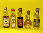 Lote com 5 mini garrafas de bebida alcoólica importada. Sendo 4 lacradas. Medida Maior: Aprox.: 12 cm de altura.