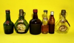 Lote com 6 mini garrafas de bebida alcoólica. Sendo 4 varias e 2 uma quantidade considerável de líquido. Conforme Fotos. Medida Maior: Aprox.: 12 cm de altura.