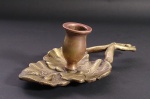 Belíssima e Antiga Palmatória Castiçal em grosso bronze - Base em forma de Folhas - Medida: 18 x 9,5 x 7 cm.