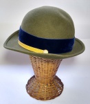 Chapéu Militar Feminino da marca Cury - Pêlo e Lã - Em bom estado de conservação - Conforme fotos - Medida do diâmetro: 19,5 x 15,5 cm.