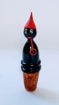 Antiga e decorável rolha de garrafa encimado Saci-pererê de madeira. Medida: 10 cm alt.