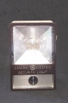 General Electric - Antiga Luz de Emergência/Segurança - 120volts. 60 HZ - Made in Singapore - Estrutura em baquelite, lente em acrílico - Possui botão: Auto, Off e On - Luz que indica estar carregando acende. Porém não foi testado o seu funcionamento - Medida: