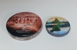 2 Latinhas Colecionáveis vazia, porta Joia - Daniele Dessin - Uma Representando o Parque Nacional Serra da Capivara, e a outra o esporte - Rio 2016 - Medida Maior: 10,5 cm Diâmetro X 2,5 cm espessura - Medida Menor: 7,5 cm de diâmetro X 1,8 cm de espessura.