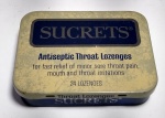 Antiga e conservada latinha de pastilhas Sucrets - Antiseptic Throat Lozenges  - Made in U.S.A . Medida: 8,5 x 6,5 x 2 cm.