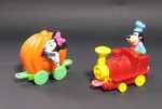 Antigo, Lindo e colecionável Trênzinho Disney - Representando Pateta e Minnie - Promocional da marca Nestlé - Medida de cada: 8 x 7,5 x 3,5 cm. Obs: Possui pequena perda no plástico na parte de baixo do trenzinho do Pateta, conforme fotos.