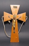 Antigo Crucifixo em madeira e escultura detalhes metal - Medida: 20 x 12 cm.