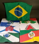 24 Bandeirolas em Tecido - Sendo 1 do Brasil e outras representam os Estados do Brasil - Conservadas  - Medida maior: 34 x 28 cm .