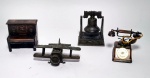 Lote com 4 Antigos e Colecionáveis Apontadores em metal - Sendo 1 na caixinha original - Representando: Piano, Telefone, Avião e Sino que reproduz som (Modelo Sino Da Liberdade1776- 1976) - Medida aprox. de cada: 9 x 7,5 cm.