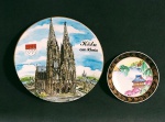 2 LINDOS ADORNOS DE PAREDE. Sendo: Em porcelana Alemã com bordas de ouro - Pintura Representando a Catedral de colônia, Alemanha - Made in Germany -  Medida: 15 cm de Diâmetro - E o outro em porcelana Japonesa com bordas de outro - Representando Paisagem pintada à mão - Porcelana Wakamizu - Medida: 9 cm de diâmetro.