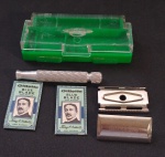 Diplomata - Antigo aparelho de barbear da Gillette no estojo original - Haste em alumínio - Porta lâmina em metal - Acompanha 2 Gillete Blue Blade, na embalagem sendo 1 lacrada -  Conforme foto. Medida do estojo: 10 x 5 x 2 cm.