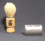 Antigo Kit de Barbear - Antigo Aparelho da Gillette em metal e Pincel de barbear marca Marco Boni sem uso com corpo em madeira e pelos de Javali - Medida do Pincel: 8,5 cm de altura.