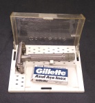 Diplomata - Antigo aparelho de barbear da Gillette  SAFETY RAZOR no estojo original - Haste em alumínio - Porta lâmina em metal - Acompanha 2 Lâminas Gillete lacradas na embalagem  -  Conforme foto. Medida do estojo: 10,2 X 8 X 3 cm. Obs: Possui uma perda no encaixe da abertura da tampinha.