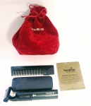 Antigo Kit VARIG - Acondicionado na luxuosa bolsinha aveludada da VARIG. Acompanha: 1 Barbeador e porta Espuma de barbear, 1 Calçadeira e tira pelo, 1 Pente de cabelo, e Lenços para óculos - Medida da Sacola de Veludo: 17x 13 aprox.