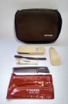 Antigo Kit VARIG - Acondicionado na Necessarie. Acompanha: 1 Kit Higiênico com Pasta e escova de dente + Pente de cabelo, calçadeira, e Tira-Pelo com compartimento que guarda Kit Costura - Medida da Necessarie: 20 x 14 x 7 cm.