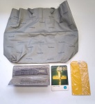 Antigo Kit VARIG - Acompanha Sacola (material sintético) + Pente de capelo + Calendário de bolso, Ano 1969 de Brasília + Etiqueta de Bagagem - Medida da Sacola: 33 x 28 cm Obs: Possui um rasgo na parte do ilhos da bolsa, conforme fotos.