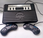 Antigo Vídeo Game APLE VISION - Nova geração DACTAE - Acompanha 2 Controles+ fonte de energia + manual do proprietário - Na caixa original - Em bom estado de conservação. Porém não foi testado - Sistema VCS tipo Atari - Medida da caixa: 45 x 25 x 12 cm.