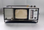 Antigo Rádio AM/FM e TV da Crown - Modelo CTV 12 - JAPAN - Déc. 60 - Transistor TV e FM - AM 2 Band Rádio.  Bom estado de conservação. Possui todas as peças. Não foi testado pois está sem a fonte Obs: O 1º Estágio da antena está solto.