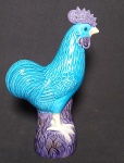Lindo Galo em porcelana Chinesa na tonalidade Azul turquesa e Roxo. Medida: 16 X 10 X 5cm
