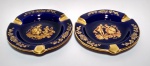 Lindo par de Cinzeiros em porcelana  Francesa - LIMOGES -. Na tonalidade azul cobalto, no fundo casal em cena galante. Bordas decoradas com florais a ouro. 15 cm diâmetro.