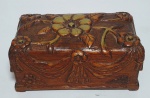 Antigo e Lindíssimo porta objetos em madeira nobre no formato de Baú , com  entalhe em alto-relevo de flores e laços. 20X11X9cm.