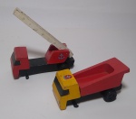 2 antigos, raros e  colecionáveis carrinhos de madeira - Manufatura ESTRELA - Faltando algumas rodas - conforme fotos. Medida maior: 18 X 5 X 5 cm.