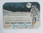 Antigo, raro e curioso Bilhete de Inscrição para o primeiro Voo comercial para LUA. Você poderia obter esses bilhetes de inscrição na maior empresa Aérea global da época - PAN AM  AIRLINES  - No período de 1968 a  1971. Eles foram reservas para voos futuros para lua, que deveriam começar no ano 2000. Infelizmente a empresa aérea PAN AM  foi à falência em 1991. Foram cerca de 90.000 reservas.  Numero de inscrição: 54.139 - Medida: 9 x 6,5 cm
