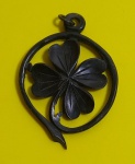 Antigo pingente representando trevo de 4 folhas ,esculpido em material sintético  na cor preta . Medida: 5,5 X 4 cm diâmetro.
