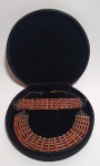 Belíssimo conjunto de Pulseira e Colar Indiano em prata escurecida e contas de coral. Acondicionados no estojo original . Medida da pulseira: 19,5 cm x 3 cm x 0,4 cm - Medida do colar diâmetro interno: 13 cm de diâmetro.