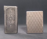 Lote de lindos isqueiros sendo um da marca Throne Butane e outro da marca WIN  - Necessita de gás e pedra - Material em metal - Medida maior: 6 x 3,6.