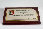 EXÉRCITO BRASILEIRO - Linda placa de recordação do 41 Batalhão de Infantaria Motorizado - Jatai-GO - Placa em aço com detalhes esmaltados sobre madeira nobre acondicionada na caixa original - Etmetal-RIO - Medida: 13 x 8 x 2 cm.