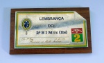 EXÉRCITO BRASILEIRO - Linda placa de lembrança do 2 Batalhão de Infantaria Motorizado - Es - Possui gravação de nome - Ano 1979 - Acondicionado na caixinha original - Placa em aço com detalhes esmaltados sobre madeira nobre - Medida da caixa: 13 x 8 x 1,5 cm.
