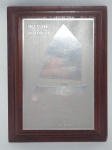 Placa troféu de primeiro lugar Rio de Janeiro - X Campeonato Brasileiro da classe OPTIMIST - J.PESSOA - Ano 1982 - Iate Clube da Paraíba - Placa em aço escovado sobre grossa placa de madeira nobre.