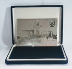 EXÉRCITO BRASILEIRO - Linda placa de homenagem  ao Tenente Coronel Médico - AYR DA SILVA MOURA - 14 de Abril de 1992 a 23 de Junho de 1993 - Placa em metal prateado ao fundo em relevo imagem do Palácio Duque de Caxias - RJ - Acondicionada em estojo original - Medidado estojo: 19 x 14 x 3 cm.