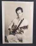 Cláudio Guimarãe - Antiga e Rara fotografia do violonista, guitarrista e compositor - Medida: 24 x 18 cm.