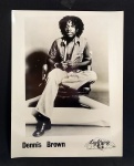 Dennis Brown - Antiga e Rara foto-Cartaz - Foi um cantor de reggae jamaicano. Ao longo de sua carreira, gravou mais de 75 álbuns e foi um dos pioneiros do Lover rock, um sub-gênero do reggae. Medida: 24 x 18 cm.