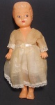 Antiga e Linda Bonequinha em Plástico Bolha com roupinha originas - Braços articulados - Vestidinho e calcinha - Medida: 23 cm.