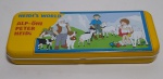 Lindo estojo em metal representando a famosa personagem infantil Suíça Hedidi, o seu amiguinho pastor Peter e seu avô.  Produto Hello Heidi. - Switzerland.  Medida:  20X 8 X 3cm.