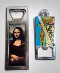 Dois lindos abridores de garrafas Sendo um também furador de latas. Suvenir da França e Inglaterra. Material metal e resina acrílica.  -Medida maior 13 X 4,5cm.