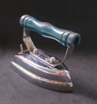 Antigo e pequeno ferro de passar roupa - FAET - Cabo em madeira - Não foi testado e não acompanha cabo elétrico - Vendido no estado . Medida: 11 x 9 x 5 cm.
