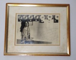 Beth Carvalho - Fotografia emoldurada em madeira com proteção de vidro - Com Autógrafo e dedicatória - 1989 - Medida: 34 x 28 x 1,5 cm.Obs: Possui amarelado no paspatur. Conforme fotos.