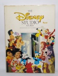 Belíssimo Livro - The Disney Studio Story - Por: Richard Holliss and Brian Sibley - Capa dura com contracapa - Ano 1988 - New York -The Walt Disney Company - 256 páginas - Com ricas ilustrações e textos - Medida: 32,5 x 25 x 2,5 cm. OBS: Possui carimbo do anterior dono. Conforme fotos.
