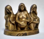 Antiga e Rara Escultura em Bronze maciço representando Mulher e seus 3 ciclos - Possui assinatura não identificada na base. conforme fotos. Medida: 7,5 x 6 x 4 cm.