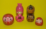 Lote de 4 decorativos Bonequinhos Orientais de madeira e cerâmica  - Sendo: 2 antigas Kokeshi, e  2 bonecos Daruma (o menor de cerâmica e o maior de papel Machê)  Medida maior: 13 x 4 cm.