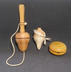 Lote com 3 Antigos Brinquedos de Madeira - Bilboquê, I-o-iô, e Pião - Medida maior (Bilboquê): 17 x 5 cm de diâmetro. - Obs: No I-oio Possui um trincado, conforme fotos. Vendido no estado.